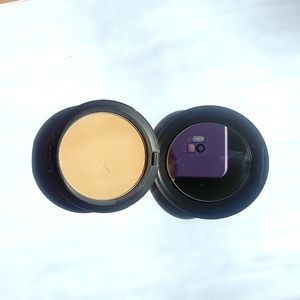 MAC Cosmetics Makeup - MAC Studio Fix Powder NW22 MAC Cosmetics Makeup - MAC Studio Fix Powder NW22